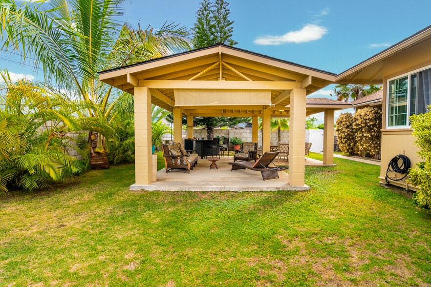 Private gazebo with extra large fenced in yard. - 408 N Kainalu Dr