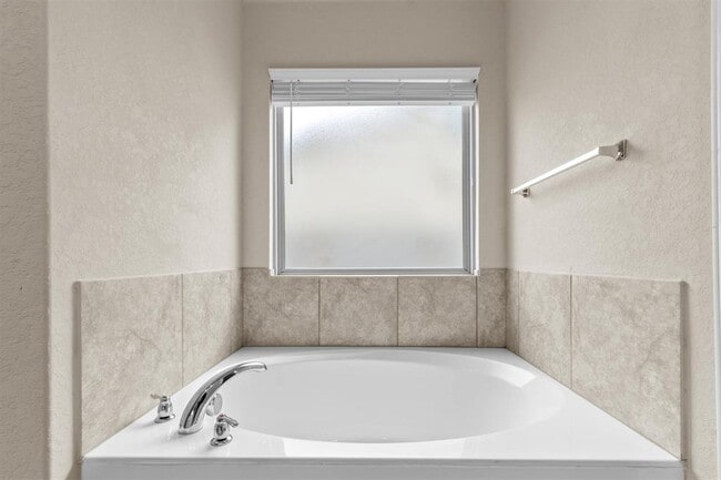 Building Photo - 2039 Rowan Wy