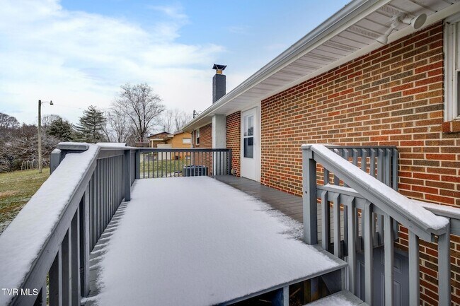 Building Photo - 336 W Ln St