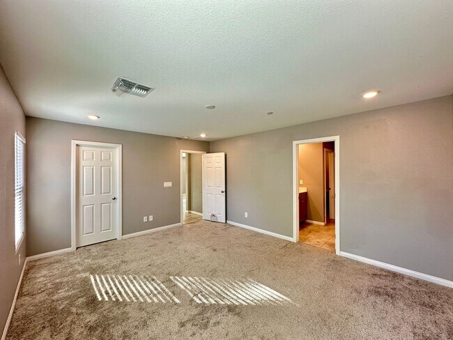 Building Photo - Montecito 60