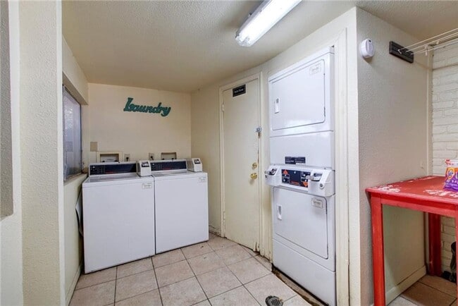 Building Photo - Large 1 bedroom in Hyde Park! Reserved par...