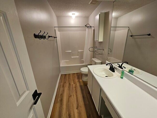 Building Photo - Furnished Mid term Rental