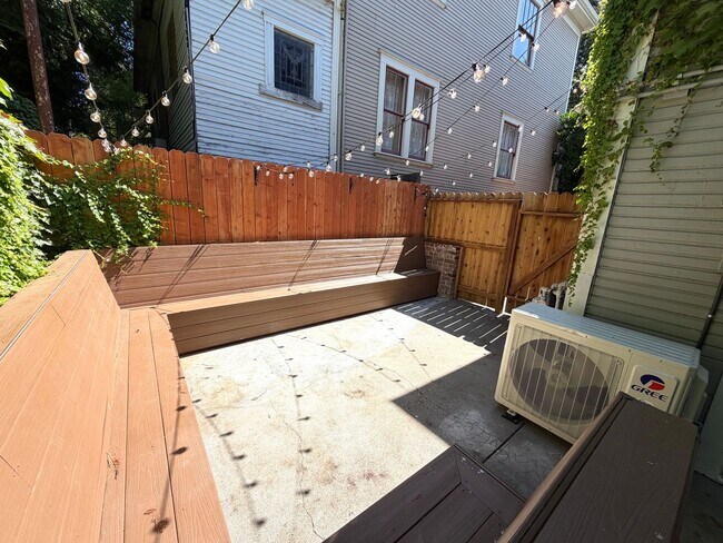 Building Photo - Tastefully remodeled Midtown Sacramento Apartment with Private Backyard Patio!