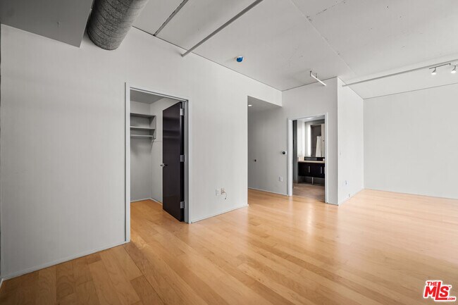 Building Photo - 1100 S Hope St