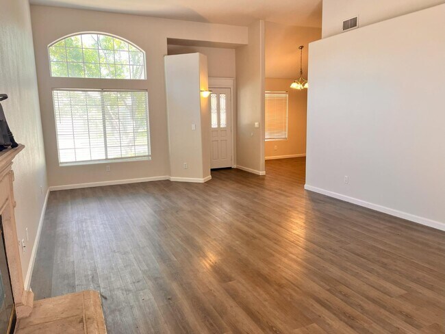 Building Photo - 1247 E Le Parc Dr
