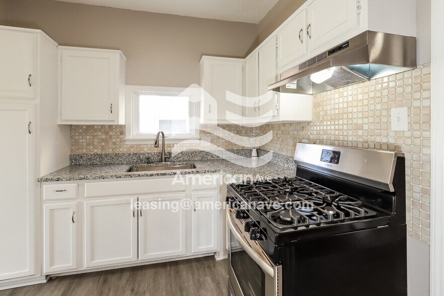 Building Photo - 136 N White Ave