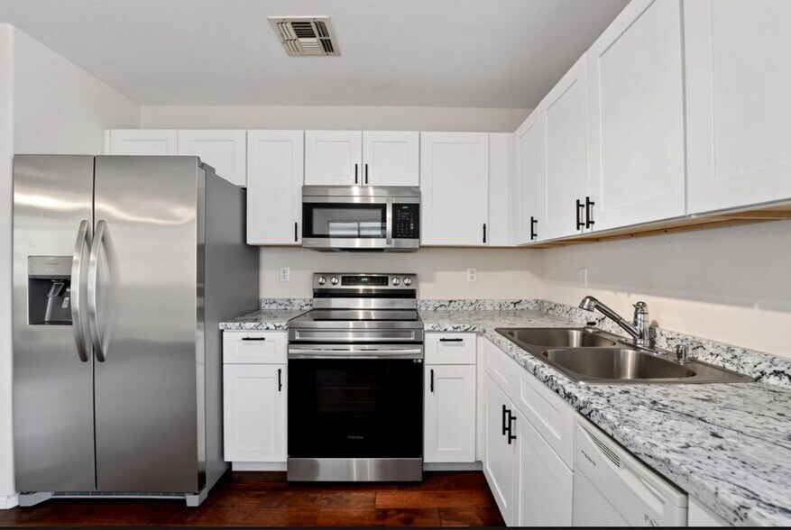 Building Photo - 42551 W Hillman Dr