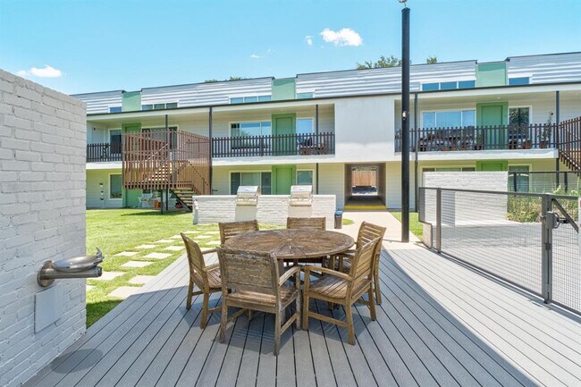 Building Photo - 2200 Dickson Dr