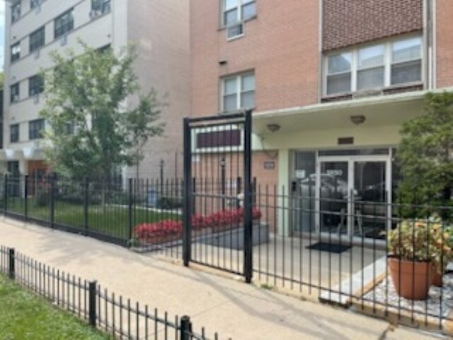 Building Photo - 5950 N Kenmore Ave