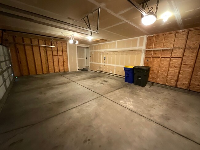 Building Photo - 3 Bedroom Home Available Near N Powers Blv...