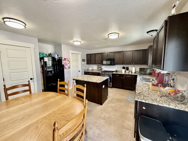 Building Photo - 722 S Willow Park Dr