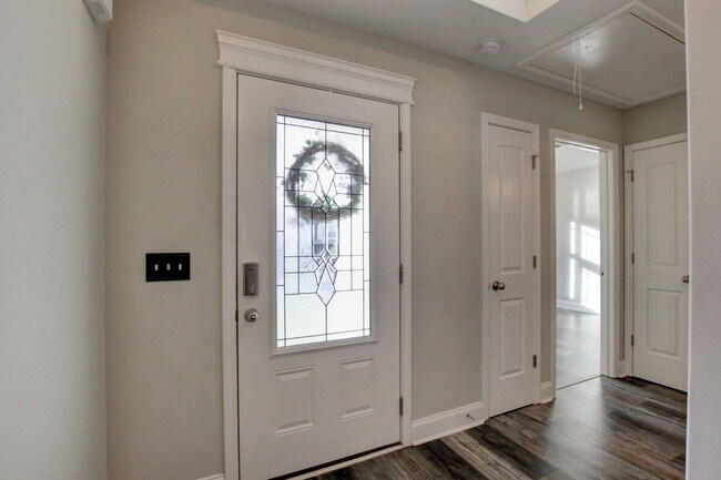 Building Photo - Sharp 3bed 2 ba.  upgrades throughout.