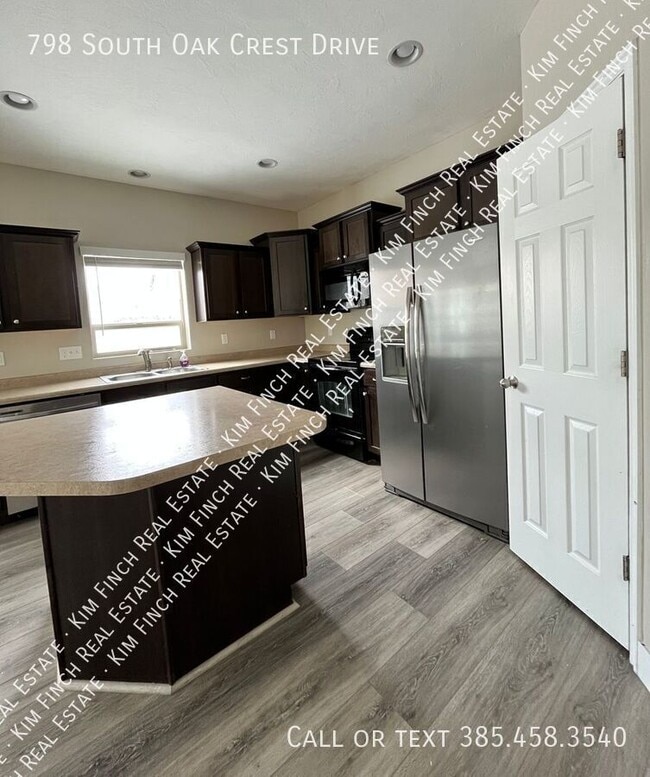 Building Photo - 798 S Oak Crest Dr