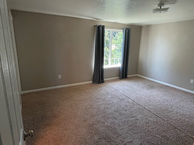 Large primary bedroom - 832 Umpqua St