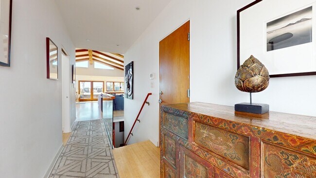 Building Photo - 3205 Bayview Dr