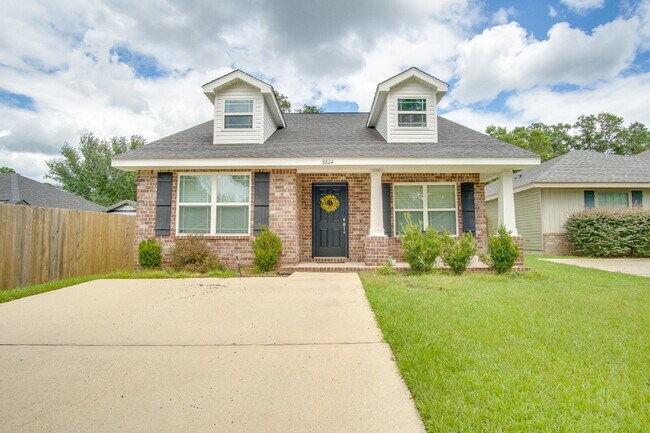 Primary Photo - Spacious Cottage-Style Home Near UWF, Navy Federal & West Florida Hospital with Private Upstairs ...