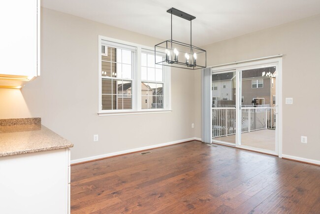 Building Photo - Eastgate Square 4 Bed 3.5 Bath Townhome