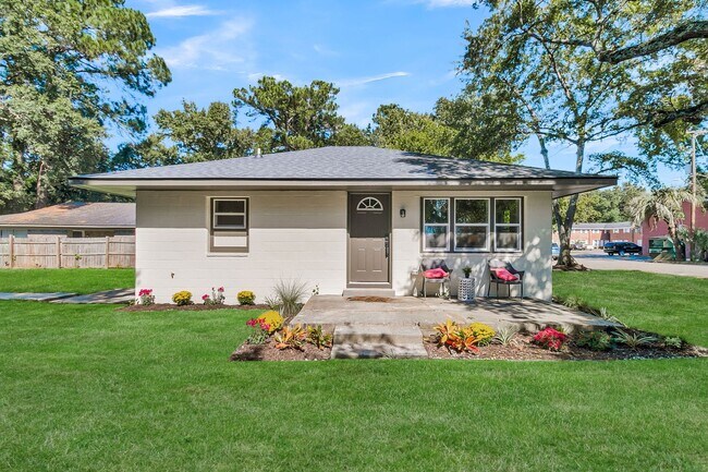 Building Photo - 635 Sequoia St