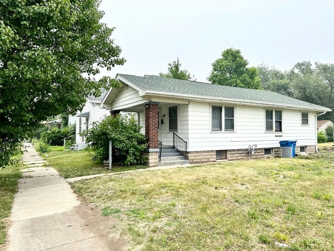 Building Photo - Charming Southside 2 Bedroom is Move-In Re...