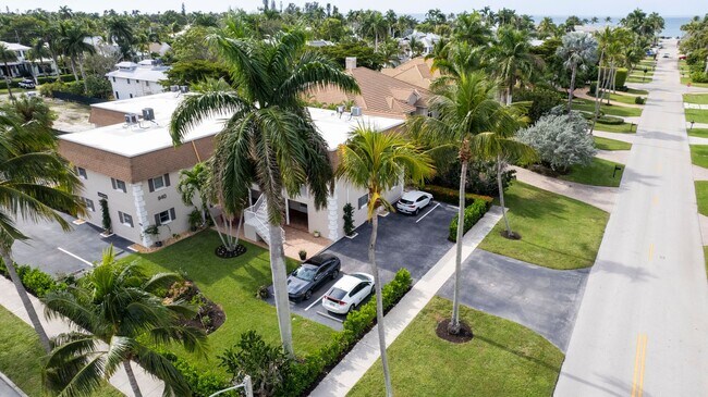 Building Photo - ** OLDE NAPLES ** 2 BED / 1 BATH - CONDO -...