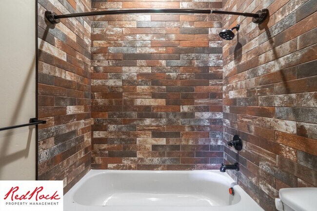 Building Photo - 4 Bedroom Luxury Home Near Sand Hollow