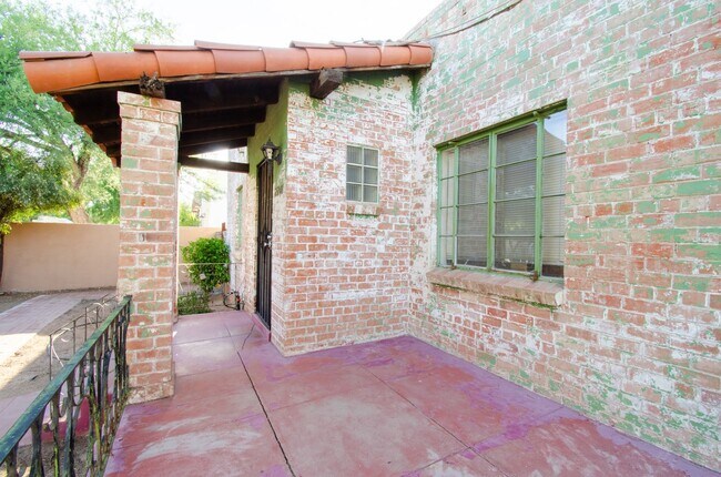 Building Photo - Iconic Sam Hughes Bungalow! Steps away from University of Arizona Main Campus!