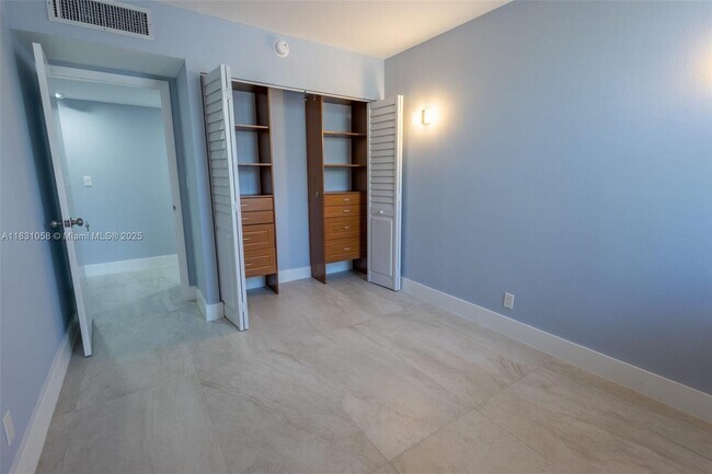 Building Photo - 20350 W Country Club Dr