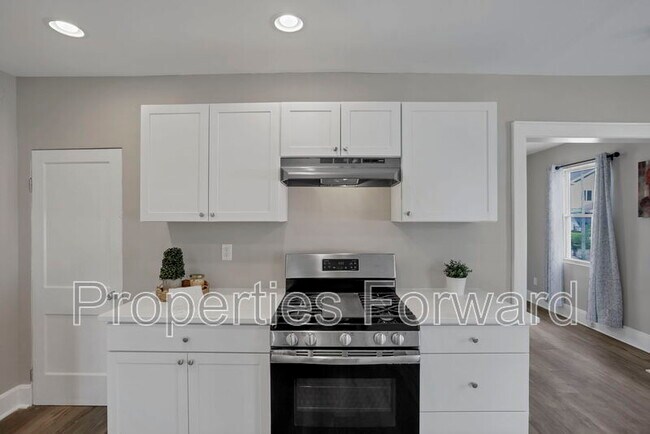 Building Photo - 533 E Jenkins Ave