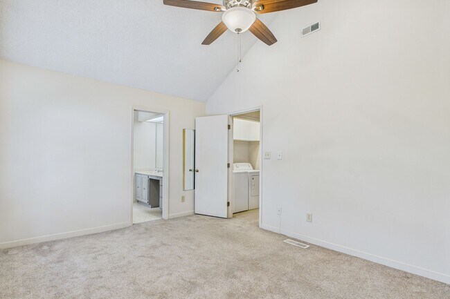 Building Photo - Charming 3-Bedroom Townhome in Sunset Woods