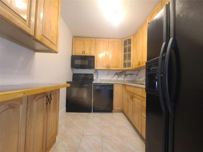 Building Photo - 6391 Bay Club Dr