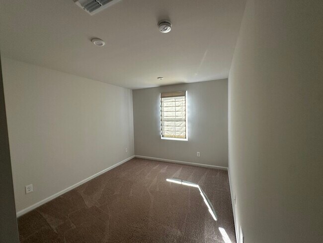 Building Photo - Like NEW 2 Story Single Family Home w/ Fen...