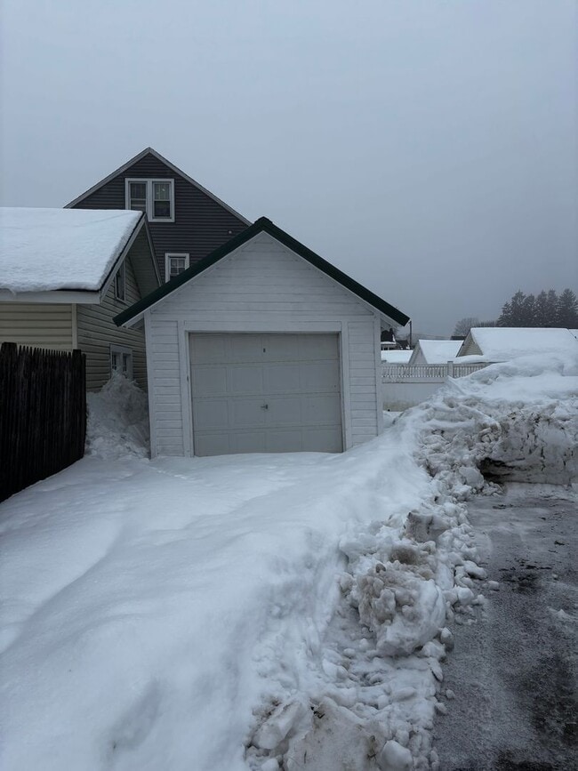 Building Photo - Large 4 bedroom home across from Franklyn Field.