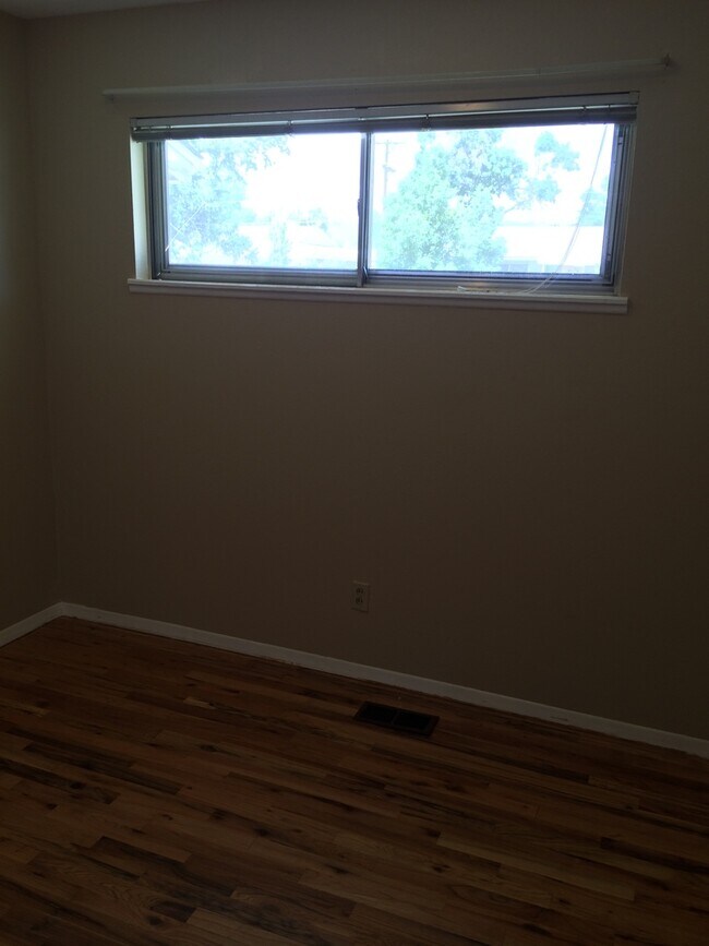 Building Photo - 817 Sequoia Dr