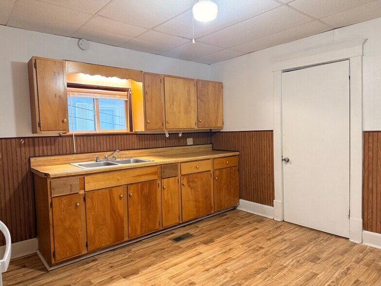 Building Photo - 116 W Woodland Ave