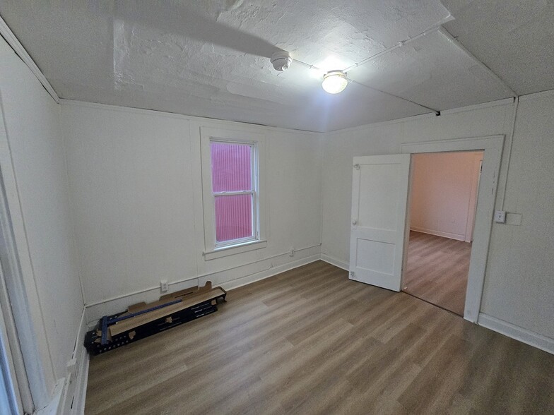 Building Photo - 411 18th St W