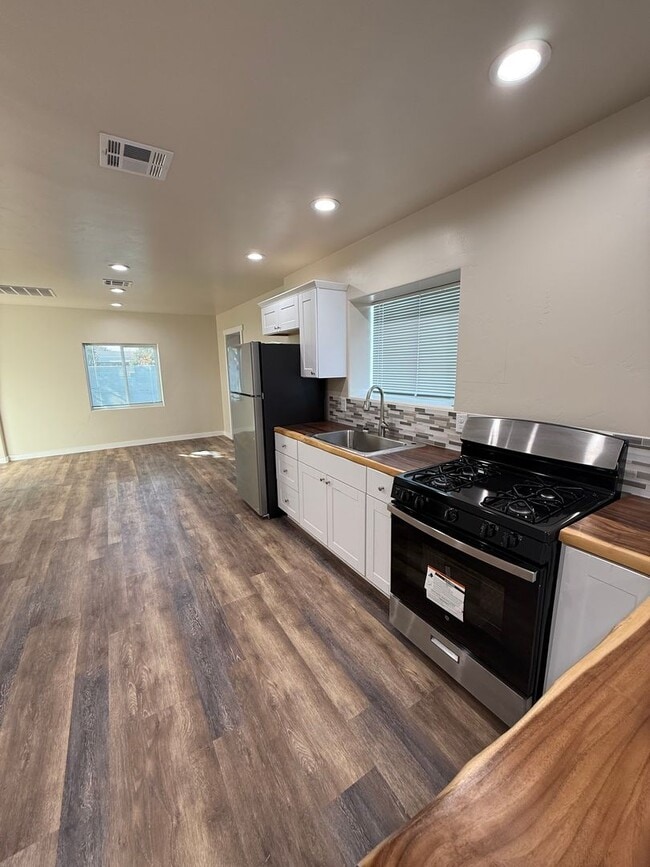 Building Photo - Gorgeous 2 Bedroom/1 Bathroom Home