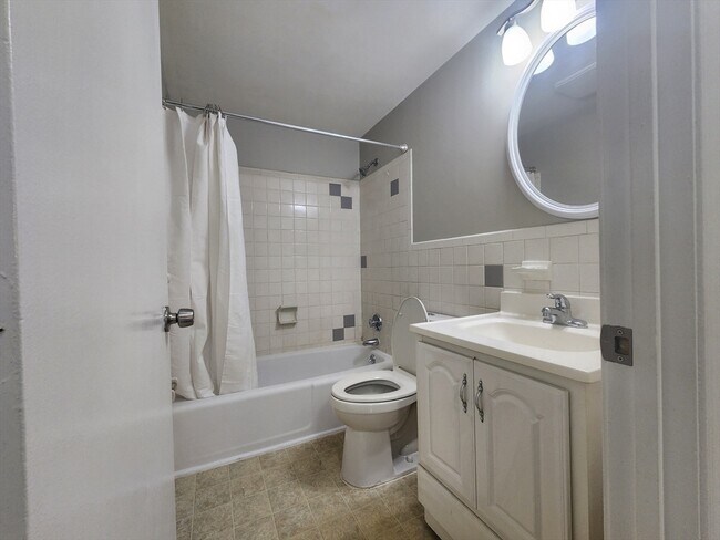 Building Photo - 134 Tyngsboro Rd