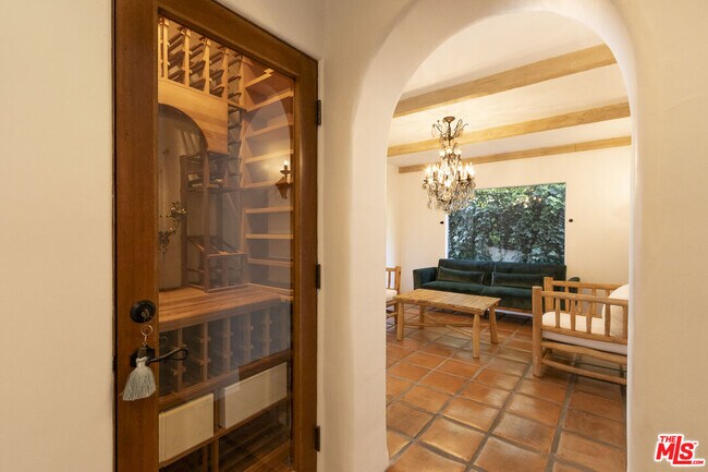 Building Photo - 1407 N Beverly Dr