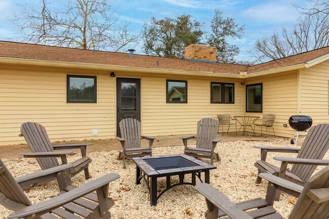 Building Photo - 3 Bed, 3 Bath Home with Expansive Kitchen, Two Living Areas & Private Suite