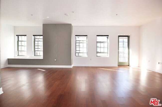 Building Photo - 416 S Spring St