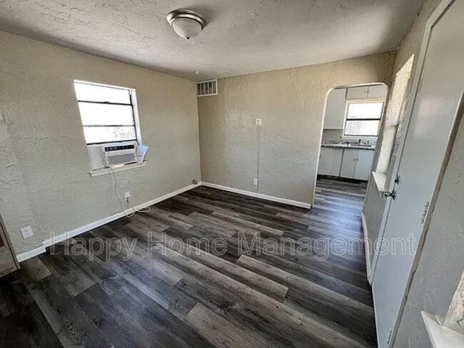 Building Photo - 1113 Aztec Rd NW