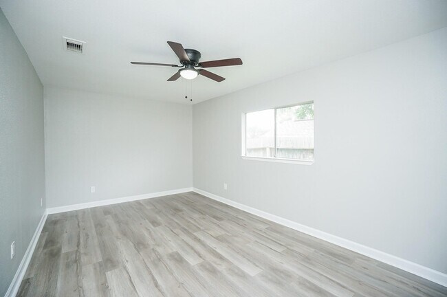 Building Photo - 10834 Parkland Woods Dr