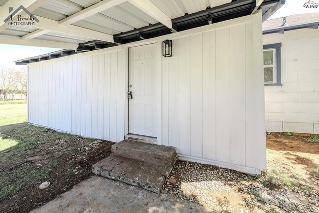 Building Photo - 415 N Oak St