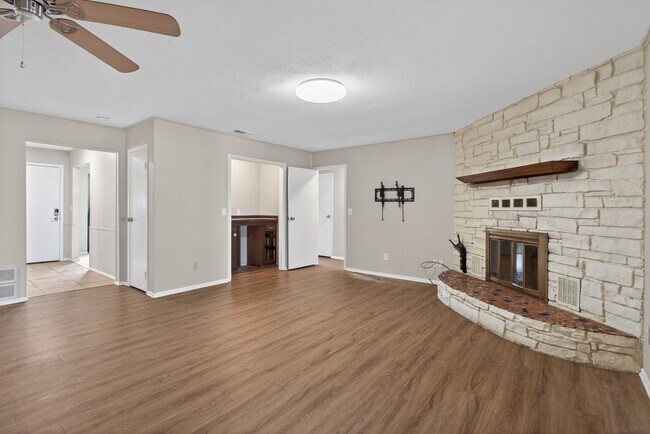 Building Photo - WATERFRONT HOME ON LAKE GRANBURY