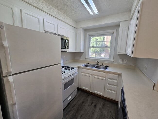 Building Photo - 4812 Blue Bird Ct