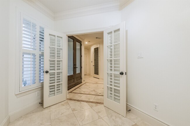 Building Photo - 407 W Bell St