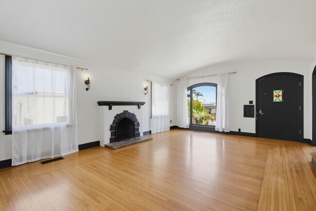 Building Photo - Historic Charm Meets Modern Living – Stunning 5 Bedroom Home on Iconic Myrtle Avenue