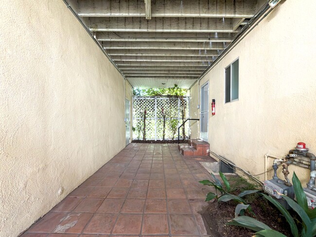 Building Photo - 10428 Riverside Dr