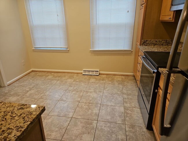 Building Photo - Location is Everything With This 3 Bed 3.5 Bath Townhouse in Hampton Court Community