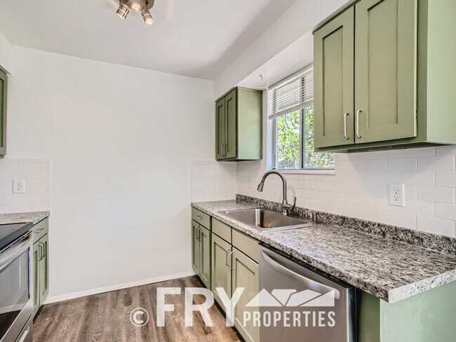 Building Photo - Updated large 2bed/1bath